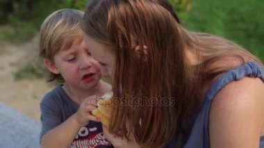 Anne ve oğlu tatlı patates kızartması yemek 