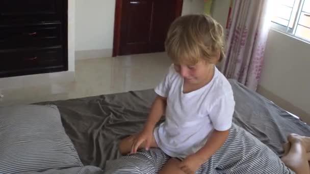 Evde anne küçük oğlu uyanır — Stok video