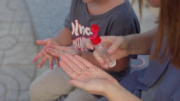 Madre e figlio utilizzando lavarsi la mano — Video Stock