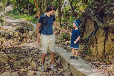 Baba ve oğul yürüyüş