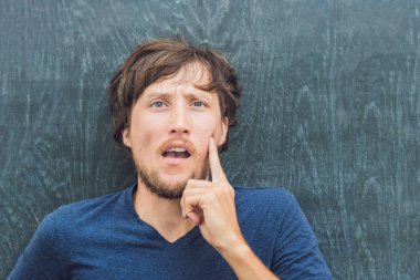 metin için yer ile genç adam 