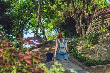 Anne ve yürümeye başlayan çocuk oğlu turist Vietnam.
