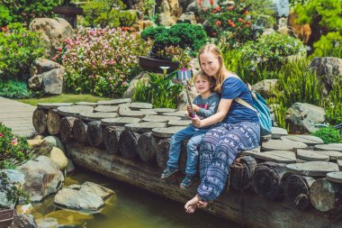 Anne ve oğlu selfie yapıyor