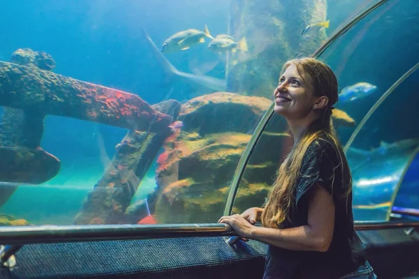 Jonge vrouw kijken naar vis ik — Stockfoto