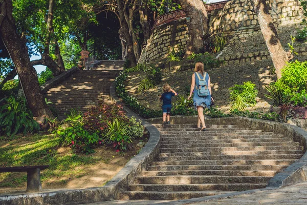 Madre e hijo pequeño Son turistas en Vietnam . — Foto de Stock