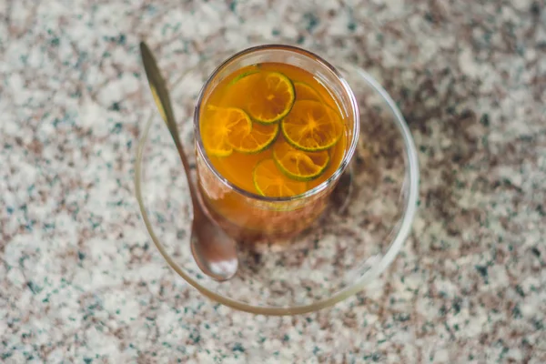 Té de mandarina en una mesa — Foto de Stock