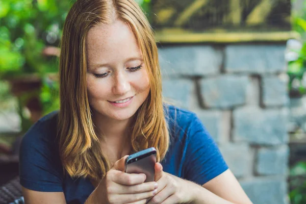 Vrouw tekstbericht typen — Stockfoto