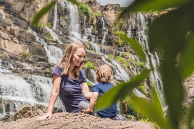 Anne ve oğlu yürüyüşçü