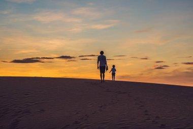 Baba ve oğul, kırmızı çöl 