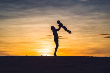 Baba ve oğul, kırmızı çöl 