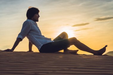  adam kumsalda oturur