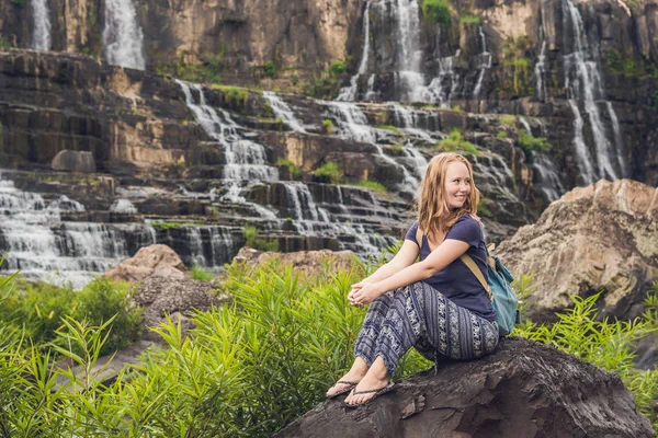 Jonge vrouw wandelaar — Stockfoto