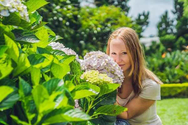 Genç kadının yanına pembe ortanca çiçek — Stok fotoğraf