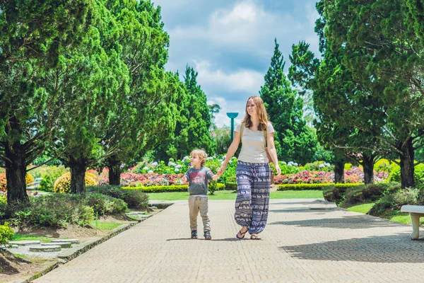 Mom and son  in the tropical park. — Stock Photo, Image