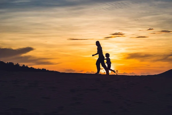 Moeder met zoon draait op de woestijn — Stockfoto