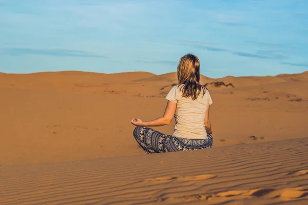 Genç kadın günbatımında meditasyon — Stok fotoğraf