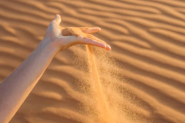 Sand slipping through the fingers — Stock Photo, Image