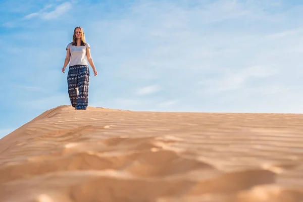 Mujer joven en el desierto al atardecer — Foto de Stock