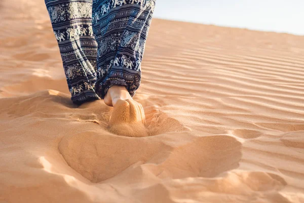 Young woman in  desert at sunset — Stock Photo, Image