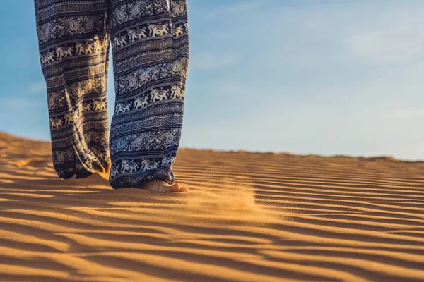 Wanita muda di padang pasir saat matahari terbenam — Stok Foto