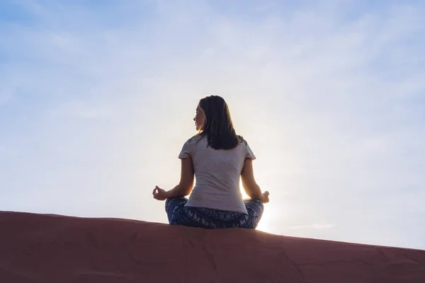 Mujer joven meditando al atardecer — Foto de Stock