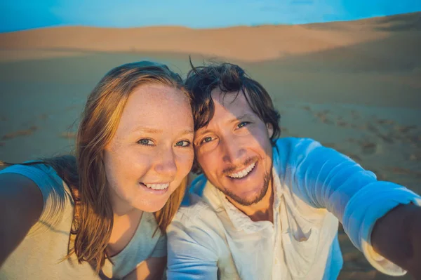 Coppia Scattare Selfie Dune Sabbia Vietnam — Foto Stock