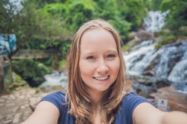 kadın turist kendi kendine portre yapmak 