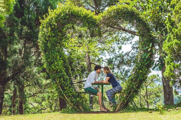 Älskande par under en buske — Stockfoto