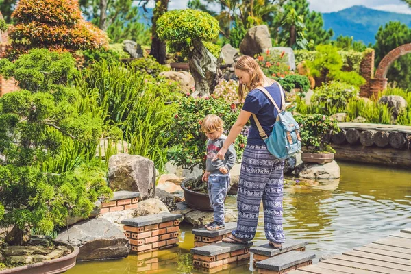 Madre e hijo caminan por las rocas — Foto de Stock