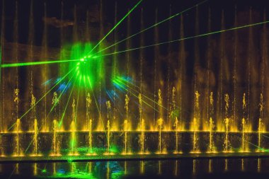 Çok renkli dans eden su jeti çeşme