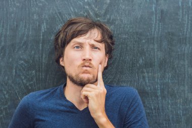 metin için yer ile genç adam 