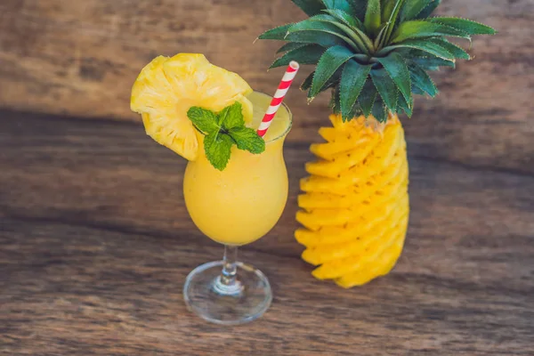 Frullato di ananas e ananas — Foto Stock