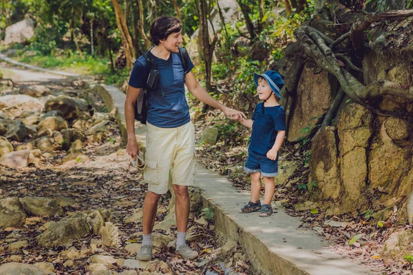 Baba ve oğul ormanda. 