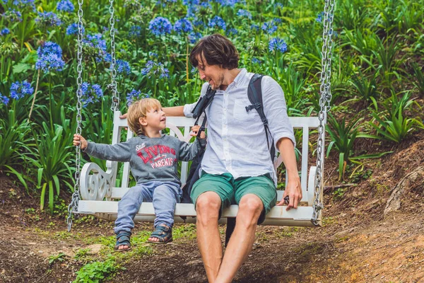 Otec a syn baví na houpačky — Stock fotografie