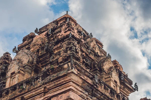 Eski tuğla cham kuleler Nha Trang içinde