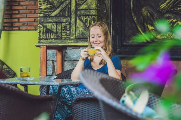 Женщина пьет утренний имбирный чай — стоковое фото