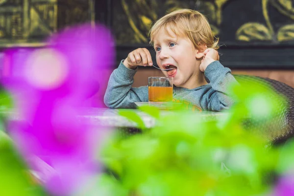 Söt liten pojke dricka te — Stockfoto