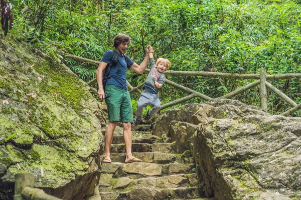 Vader en zoon toeristen — Stockfoto