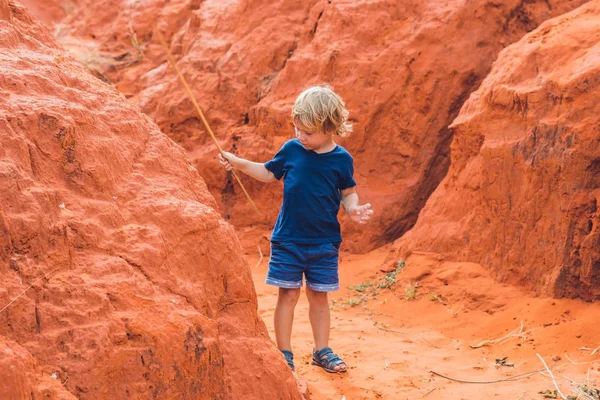 Мальчик в красном каньоне возле Муй Не — стоковое фото