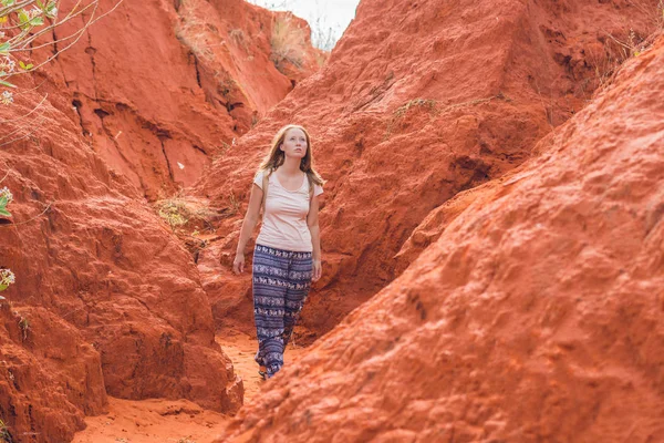 Vrouw in rood canyon in de omgeving van Mui Ne — Stockfoto