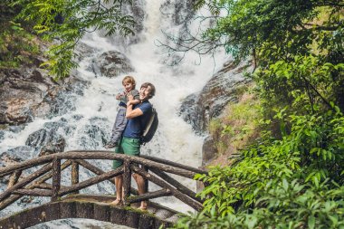 Baba ve oğul Datanla şelale yakınında 