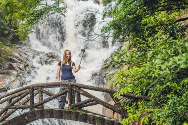 kadın turist kendi kendine portre yapmak 