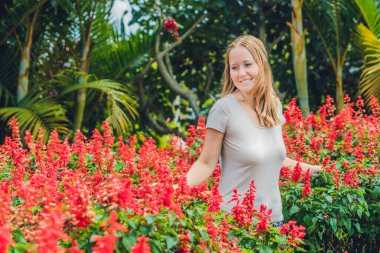 kadın kırmızı salvia splendens arka plan üzerinde 