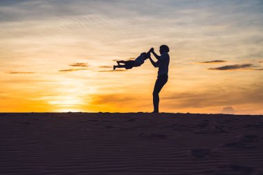 Baba ve oğul, kırmızı çöl 