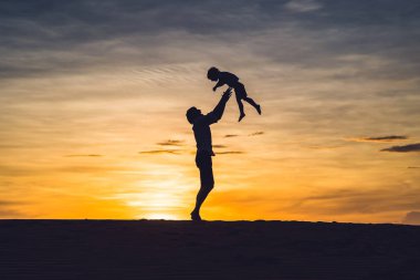 Baba ve oğul, kırmızı çöl 