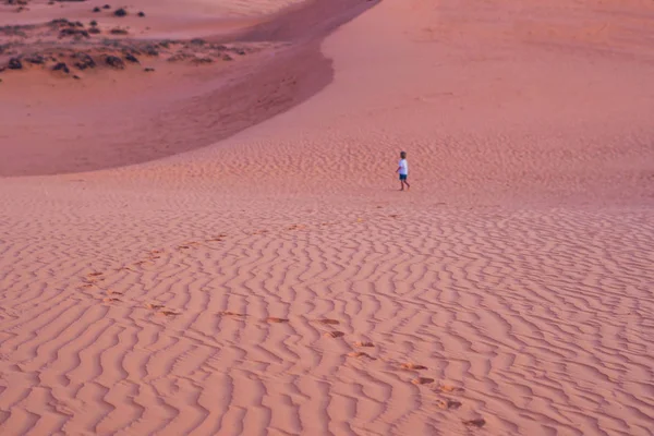 Chico corre alrededor del desierto rojo — Foto de Stock