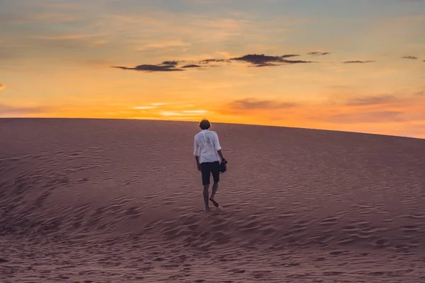 Man lost in the red desert in Vietnam — Stock Photo, Image