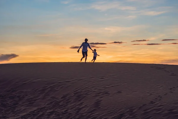 Padre e hijo en el desierto rojo — Foto de Stock