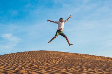 adam kumsalda çıplak ayakla atlama