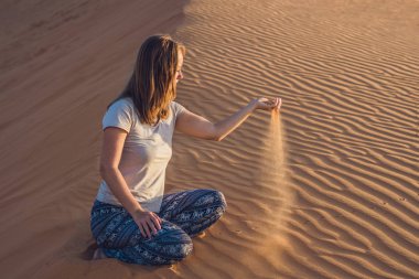 rad kumlu çölde genç kadın